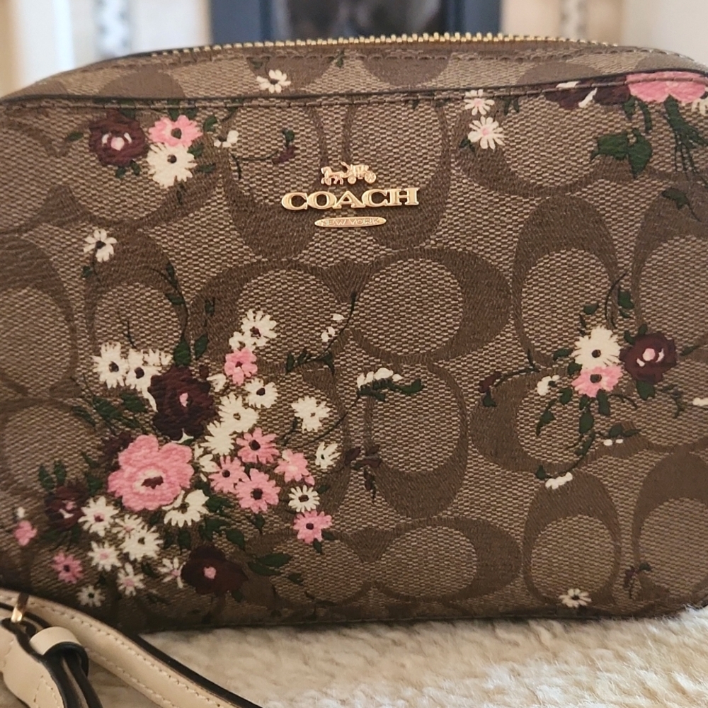 Beautiful Coach Evergreen Wildflower Signatue Camera Style Crossbody Bag 🩷🤍 - Picture 2 of 16